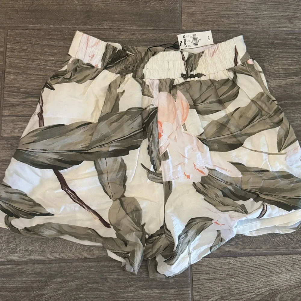 NWT express high waisted shorts - Picture 4 of 5